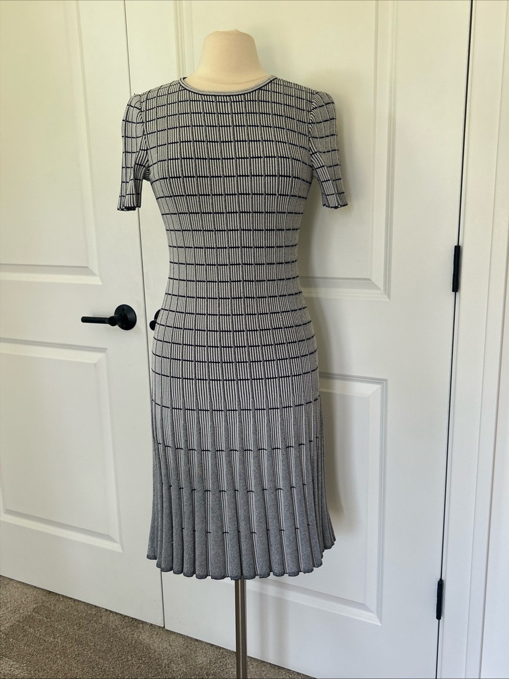ST JOHN size 2 Rayon Knit Texured Pleated Midi Dress Navy White Short Slv